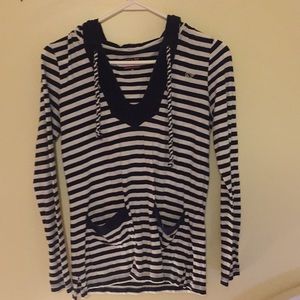 navy and white vineyard vine pull over with hood